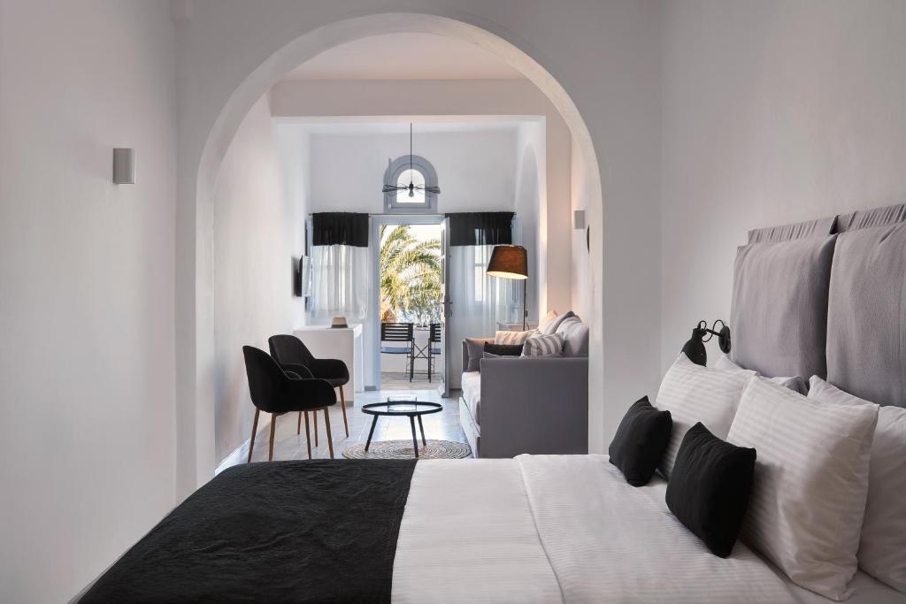 Mr and Mrs White - Champagne All Inclusive Hotel (Oia - Santorini)
