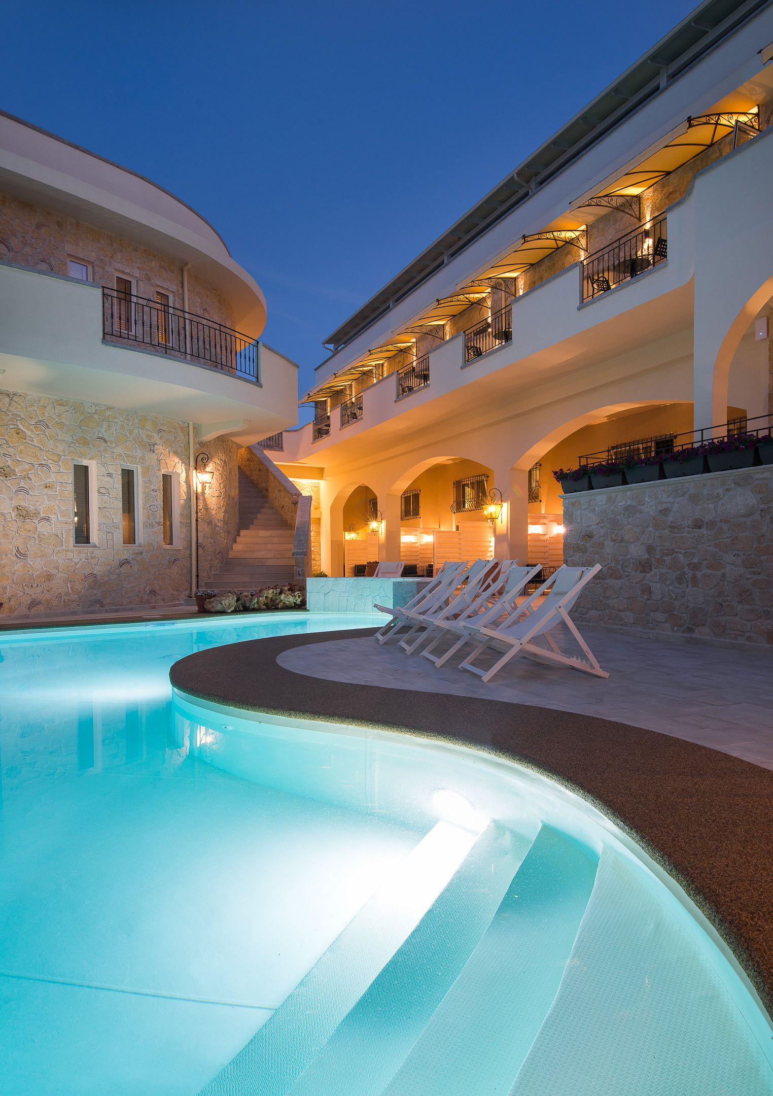 Neikos Mediterraneo Luxury Suites