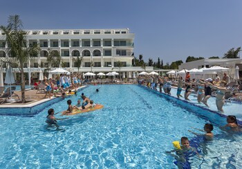 Karmir Resort And Spa