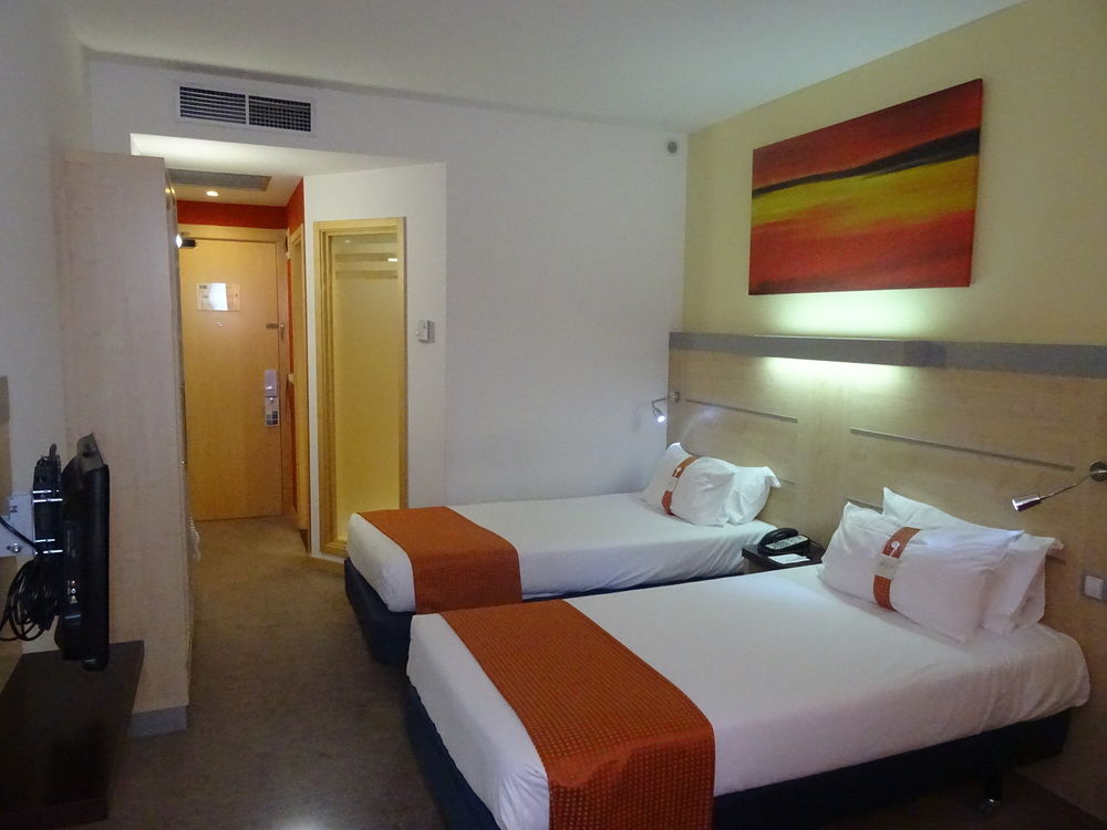 Holiday Inn Express Barcelona - Sant Cugat, An Ihg Hotel