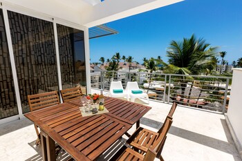 Ducassi Suites Rooftop Pool Beach Club And Spa