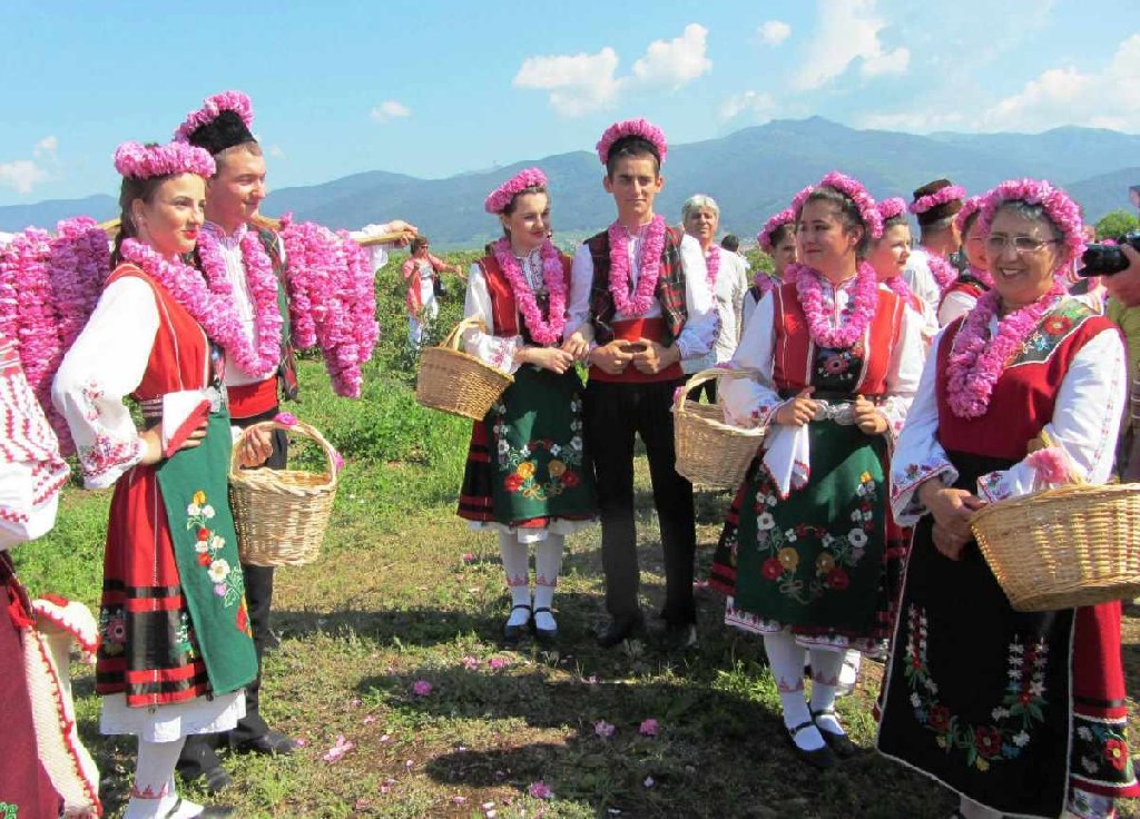 EXCURSIE 1 ZI BULGARIA FESTIVALUL TRANDAFIRILOR KAZANLAK - VALEA