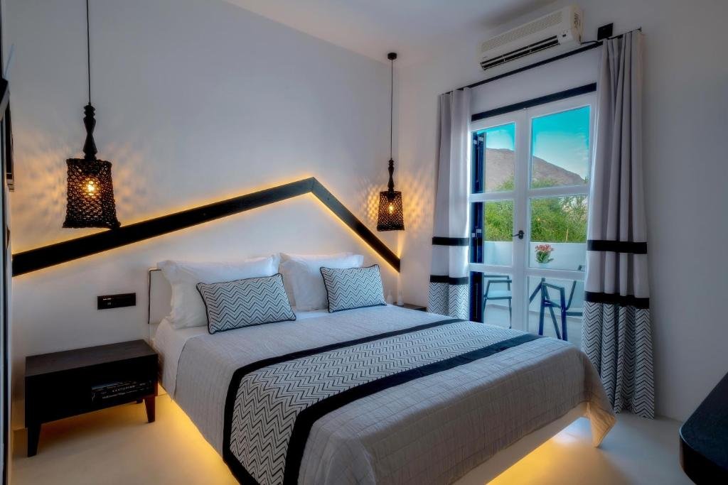 Divelia Hotel (Perissa Santorini)