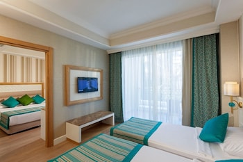 Karmir Resort And Spa