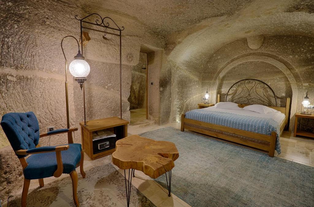 Hera Cave Suites