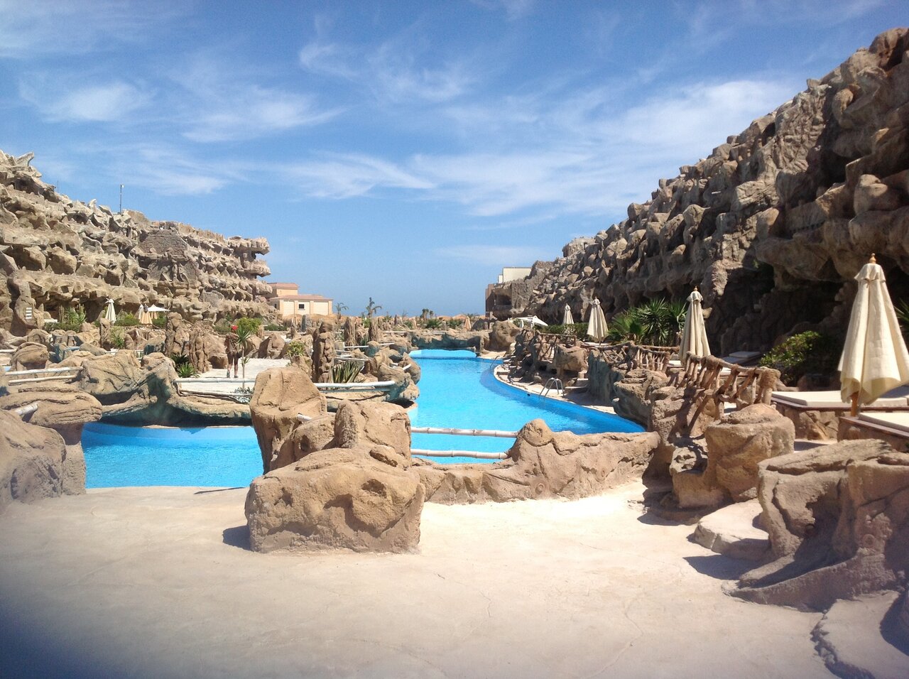 Caves египет. Отель кавес Бич Резорт Хургада. Отель в Хургаде Caves Beach Resort. Отель Cave Египет. Caves Beach Resort 5 Египет.