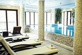 Luxury Wellness Resort Retro Riverside